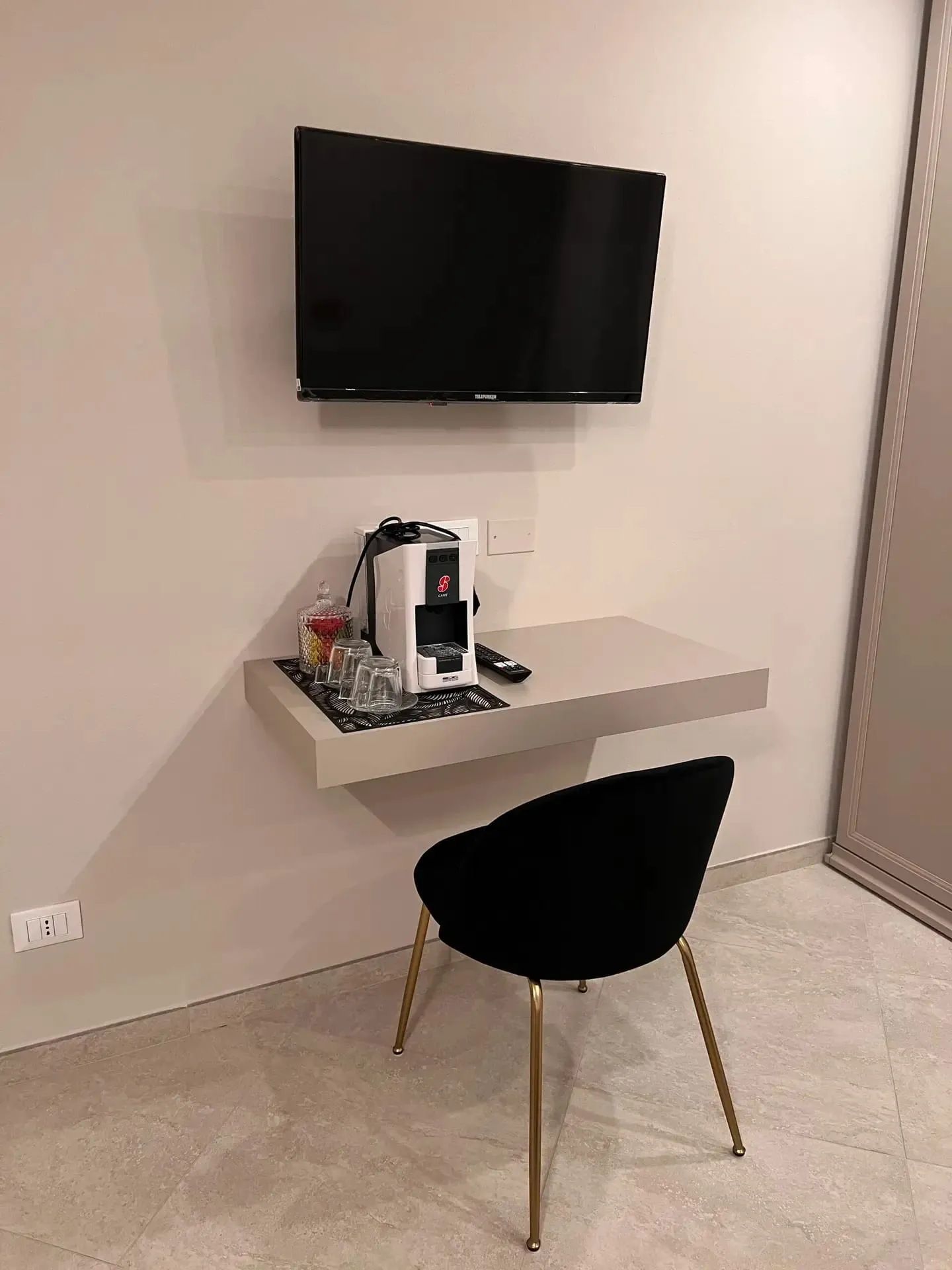 Scrivania con macchina per caffè e tisane e TV