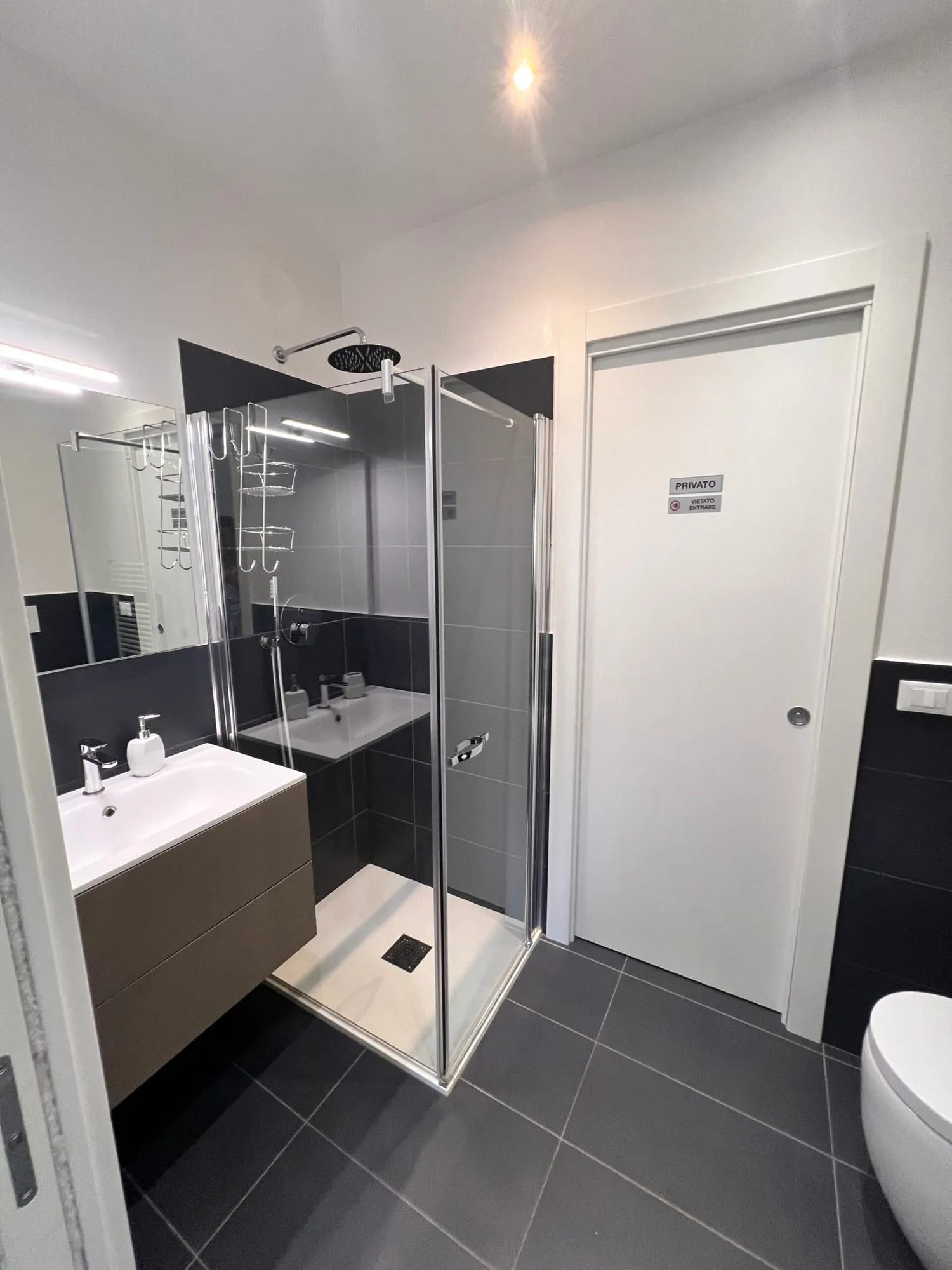 Bagno moderno con ampio box doccia