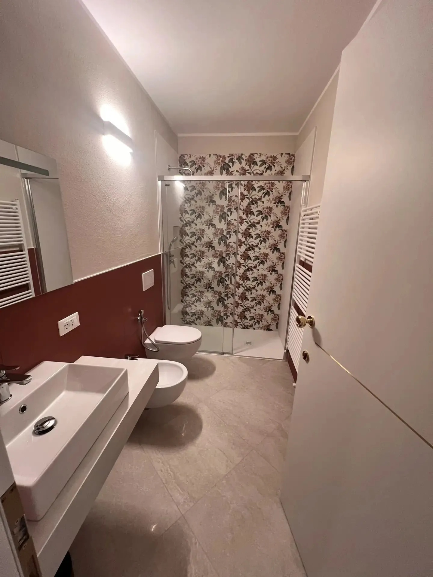 Bagno privato con doccia e parete in cotto