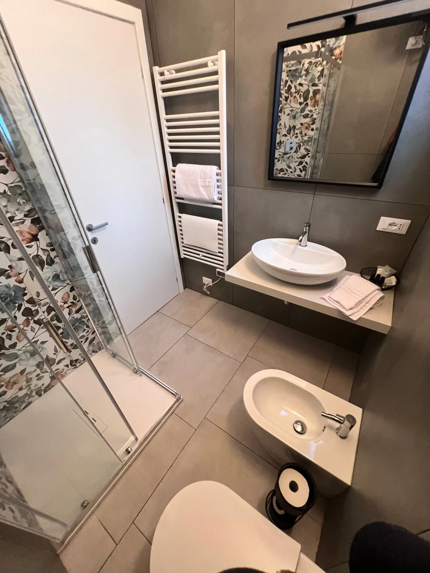 Lavabo d’appoggio e set di asciugamani
