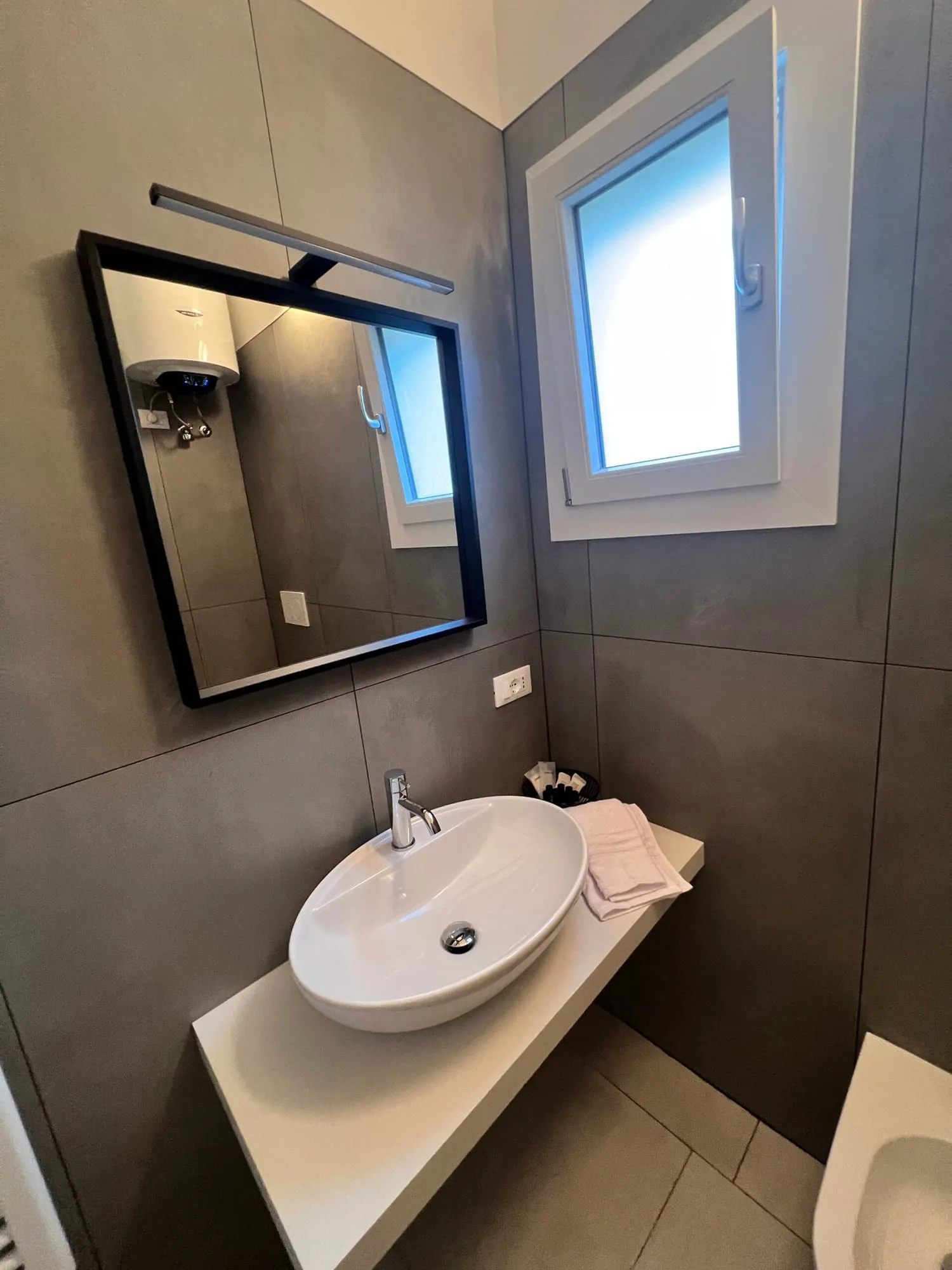 Specchio e lavabo del bagno