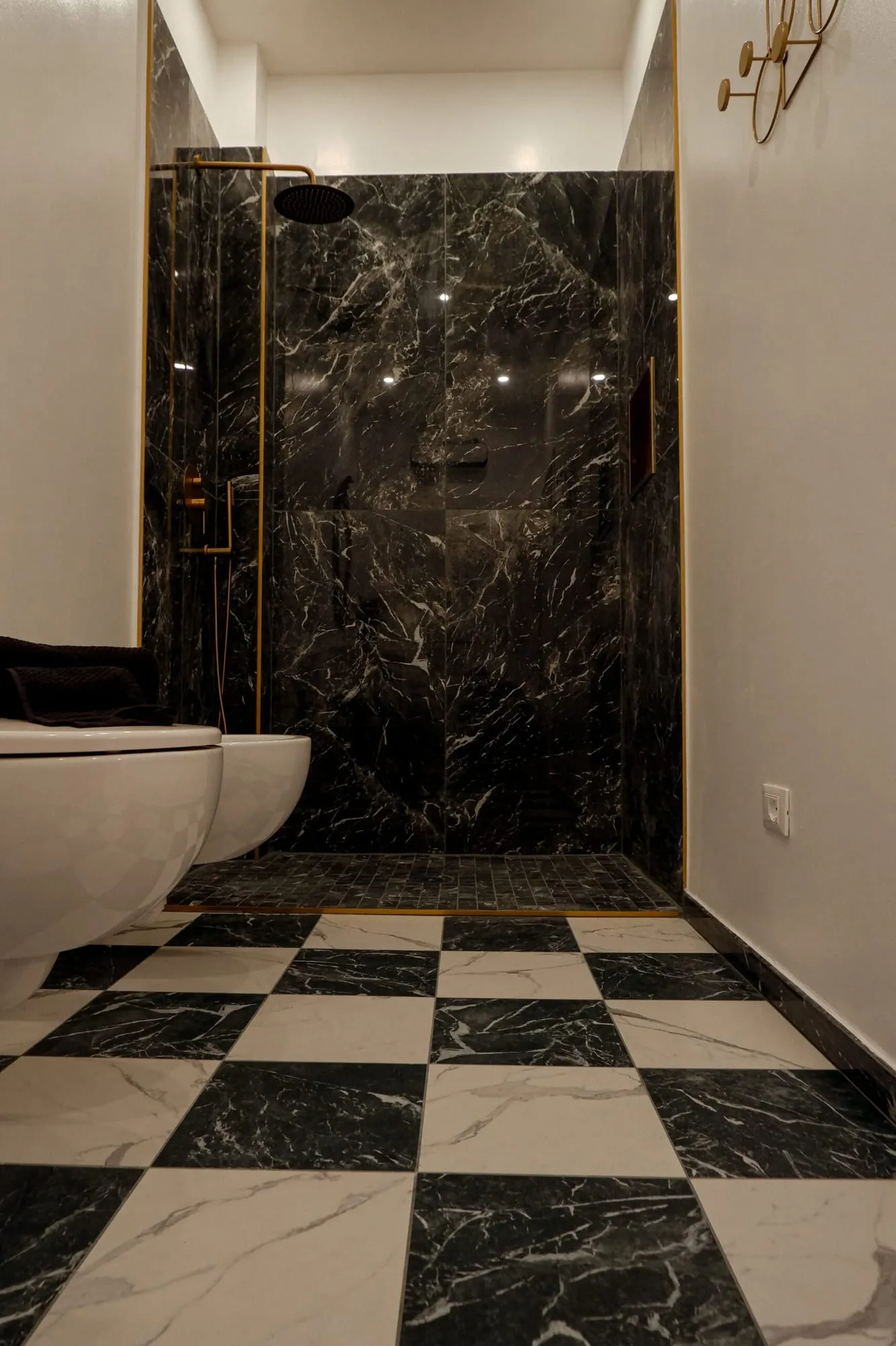 Bagno in marmo nero con doccia walk-in