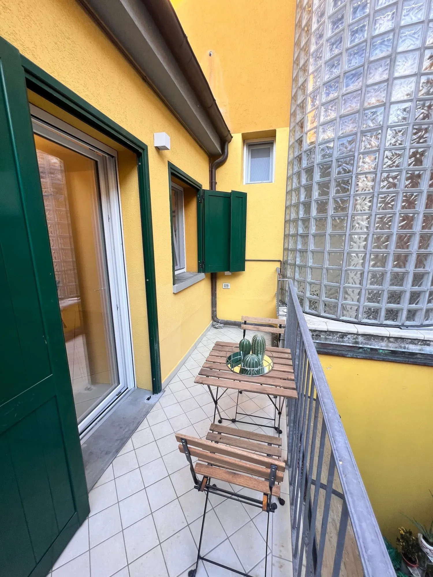Balcone con tavolino e sedie per la colazione all’aperto
