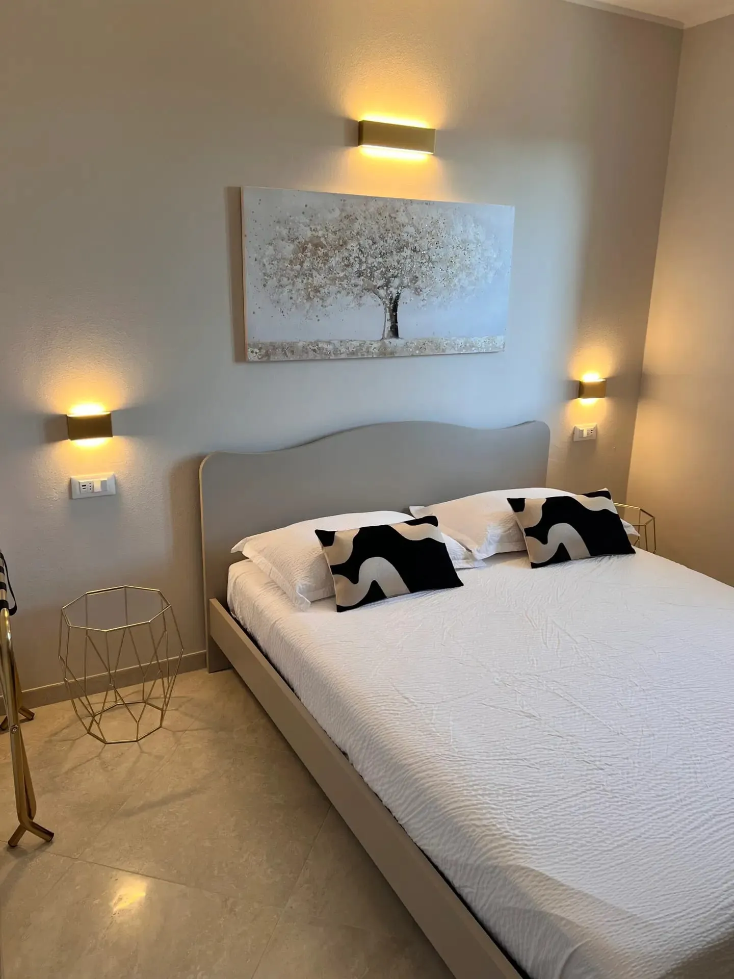 Camera con luci soffuse e cuscini decorativi