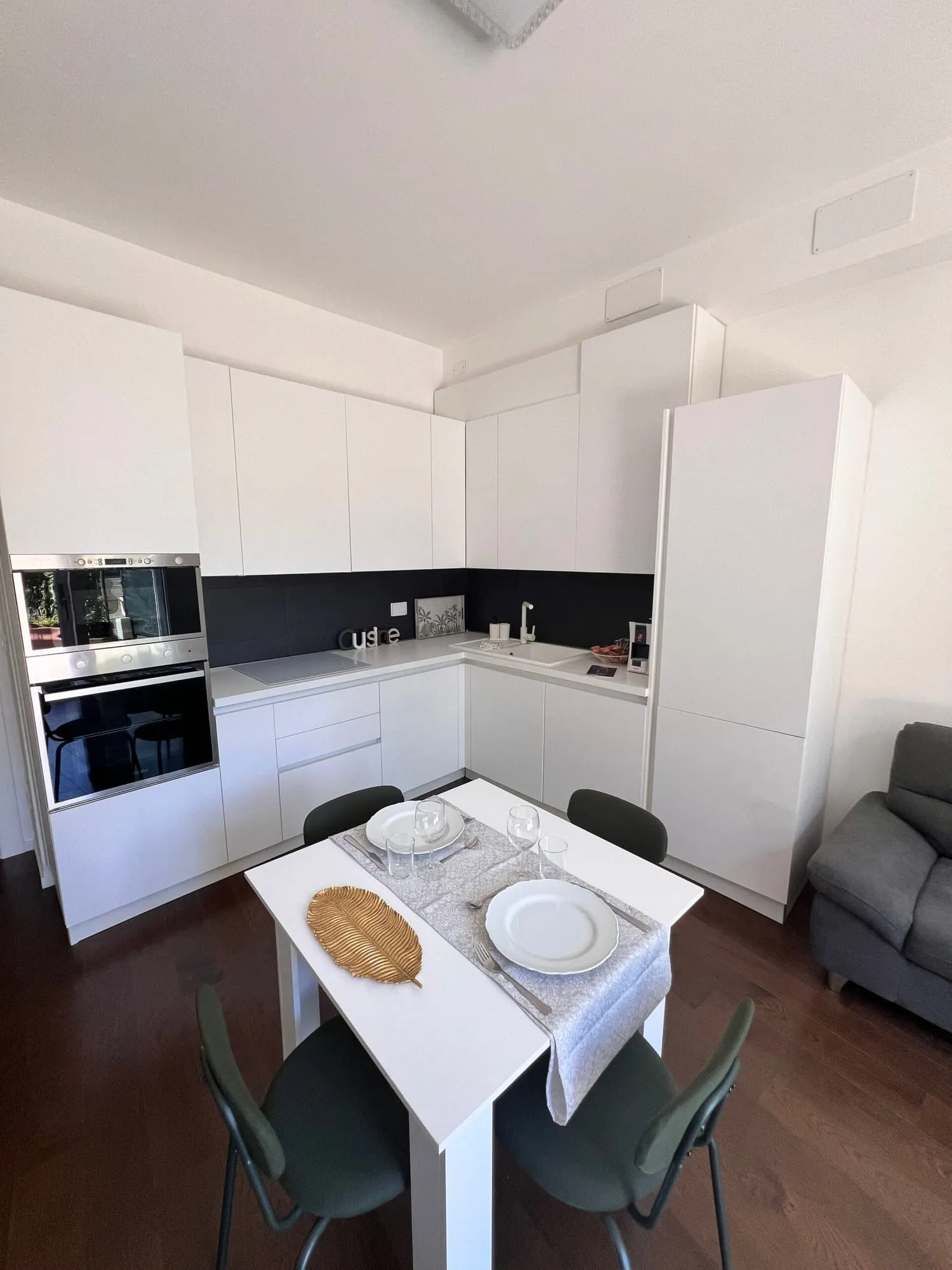 Cucina con forno, microonde e frigorifero