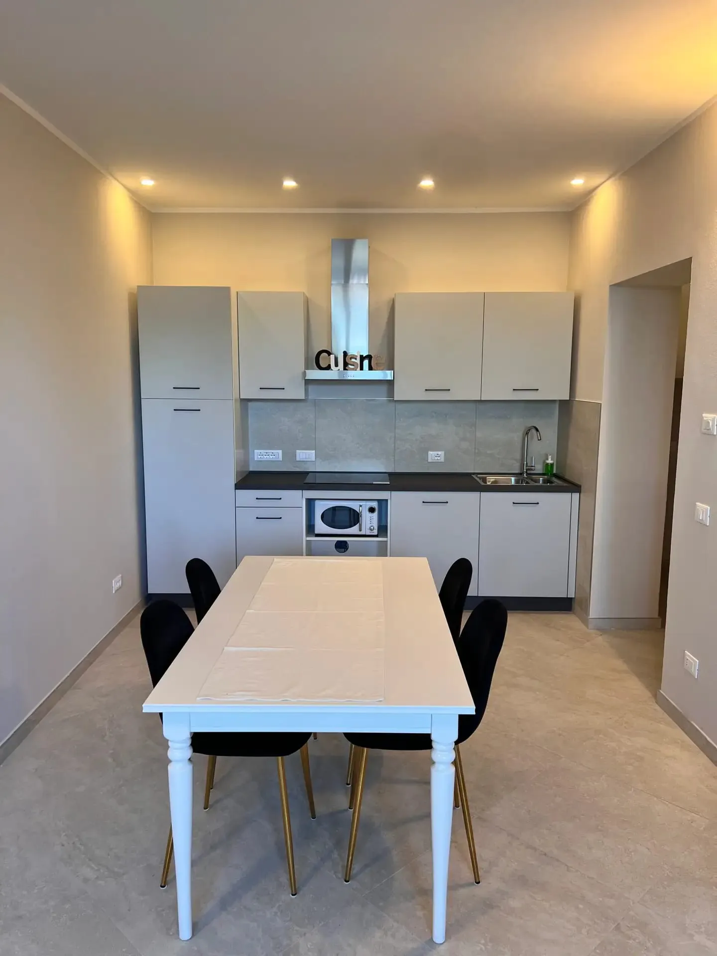 Cucina in comune con tavolo da pranzo