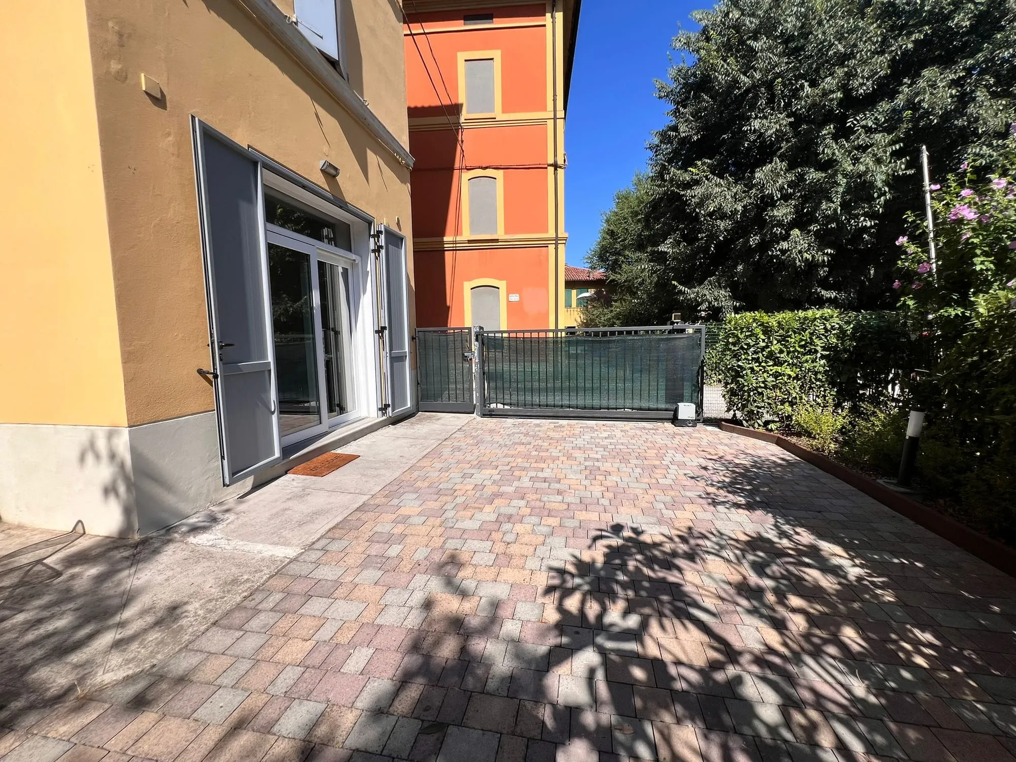 Giardino privato pavimentato con cancello automatico