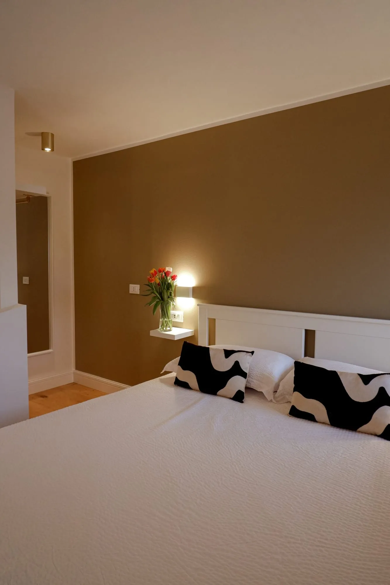 Letto matrimoniale con cuscini decorativi