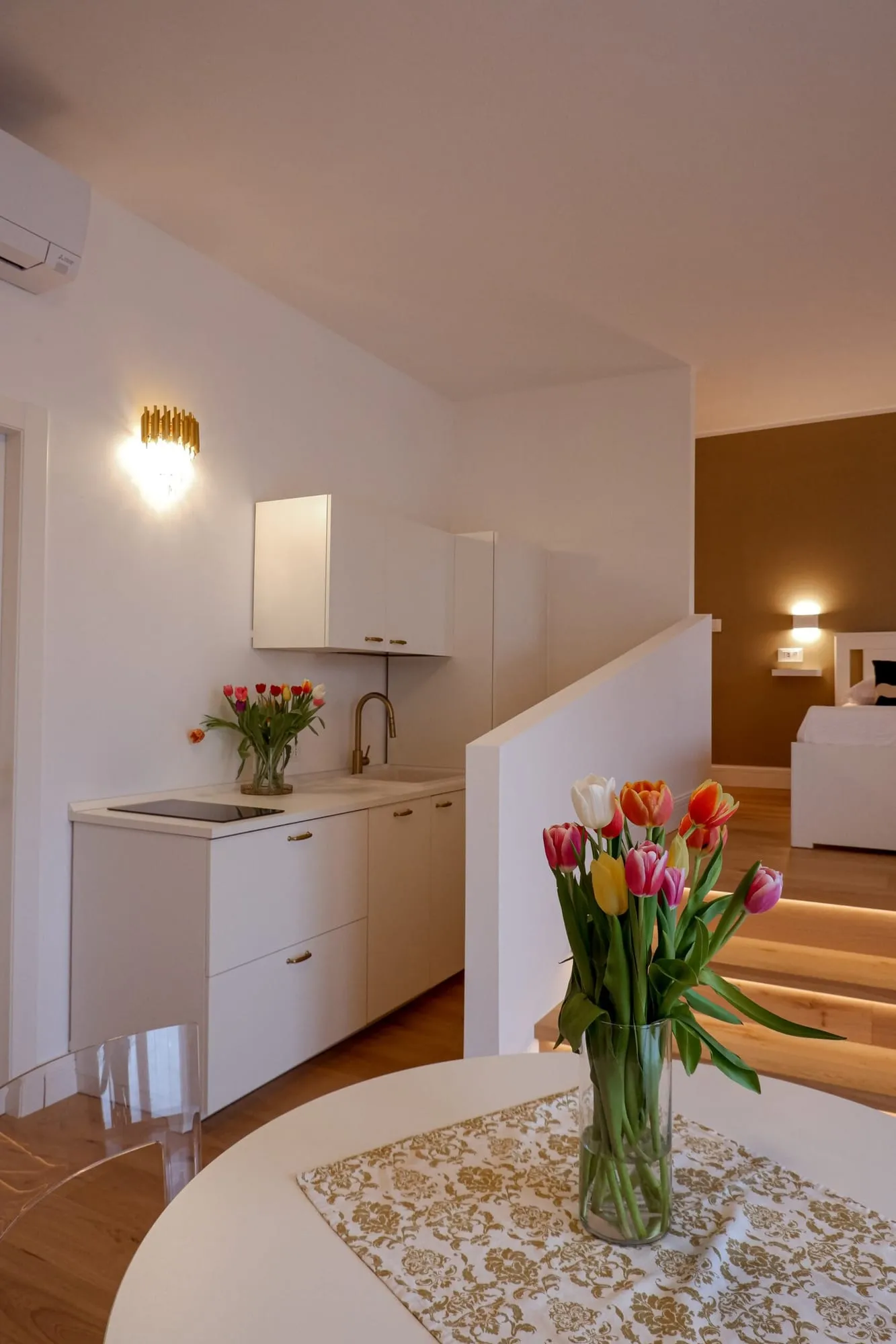 Cucina e zona notte separate da un muretto