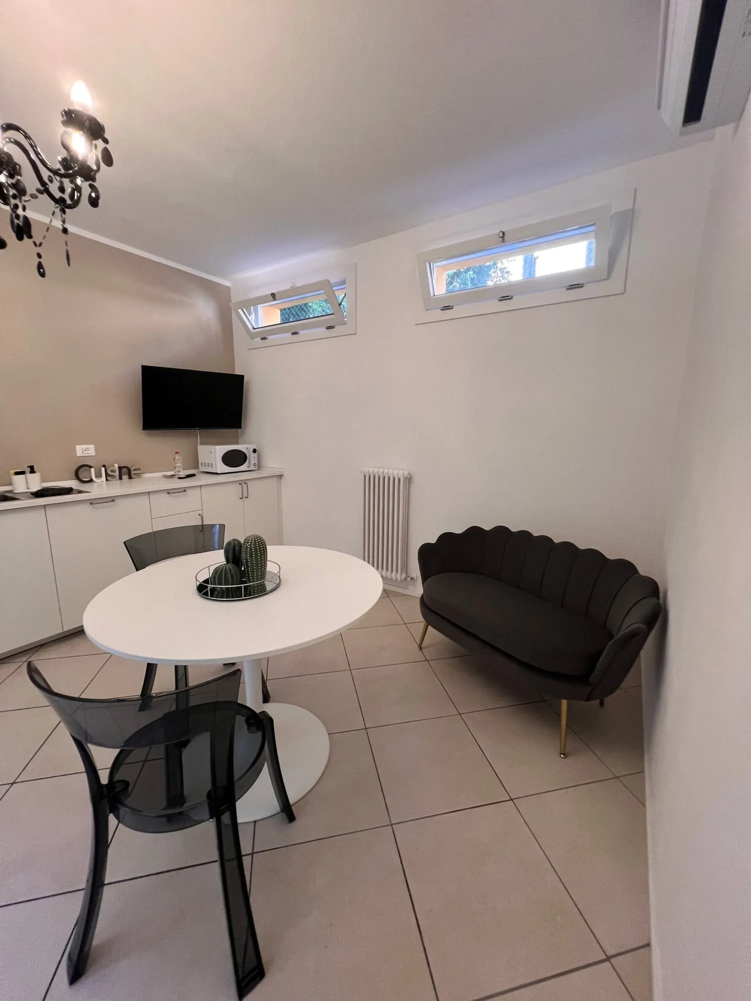 Zona living con divano e tavolo rotondo