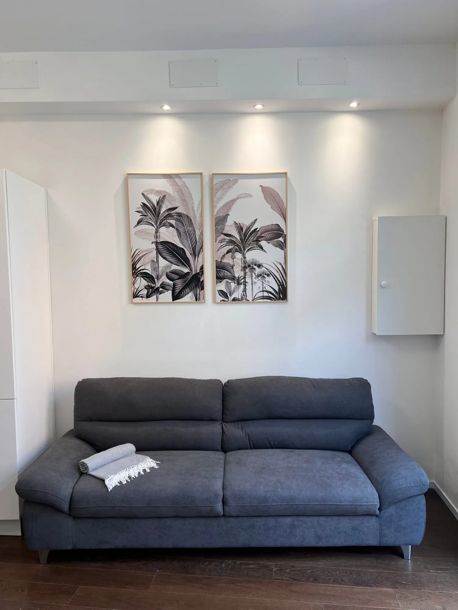 Divano grigio nella zona living
