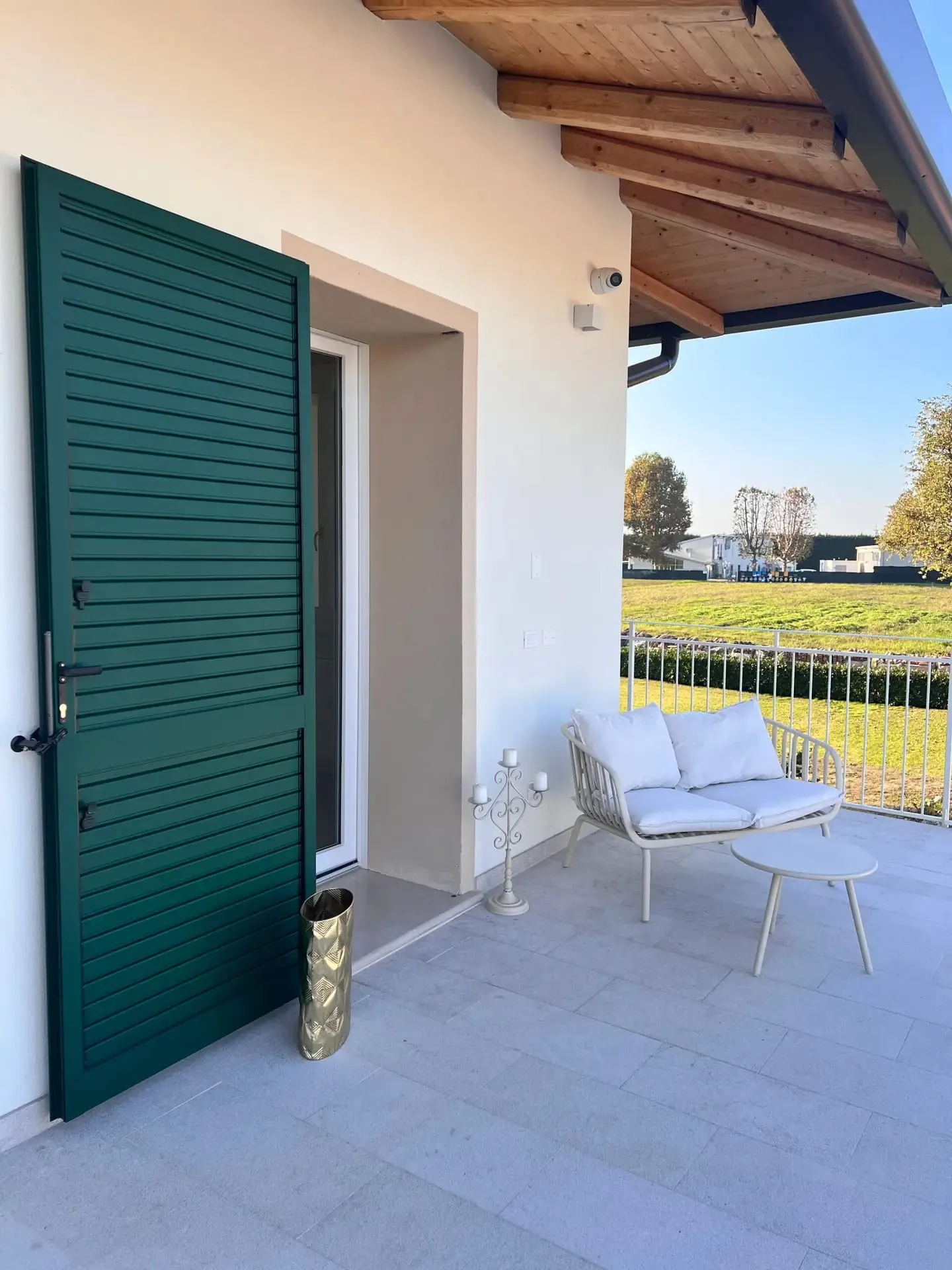 Terrazza con salottino affacciata sulla campagna