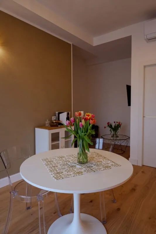 Tavolo rotondo con tulipani